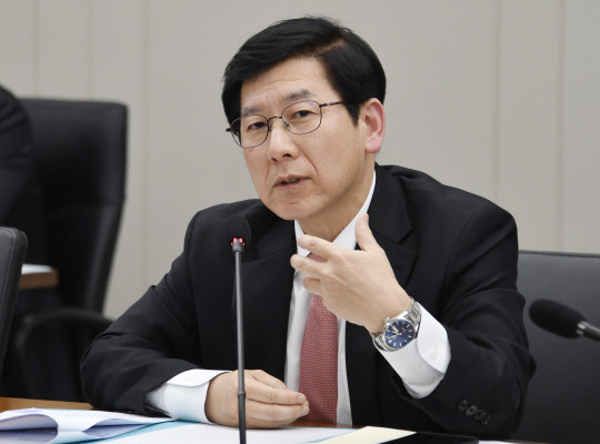 최상대 기획재정부 2차관이 24일 정부세종청사 중앙동에서 열린 '국가의 본질적 기능강화 관계기관 간담회'를 주재하고 있다.<기재부 제공>